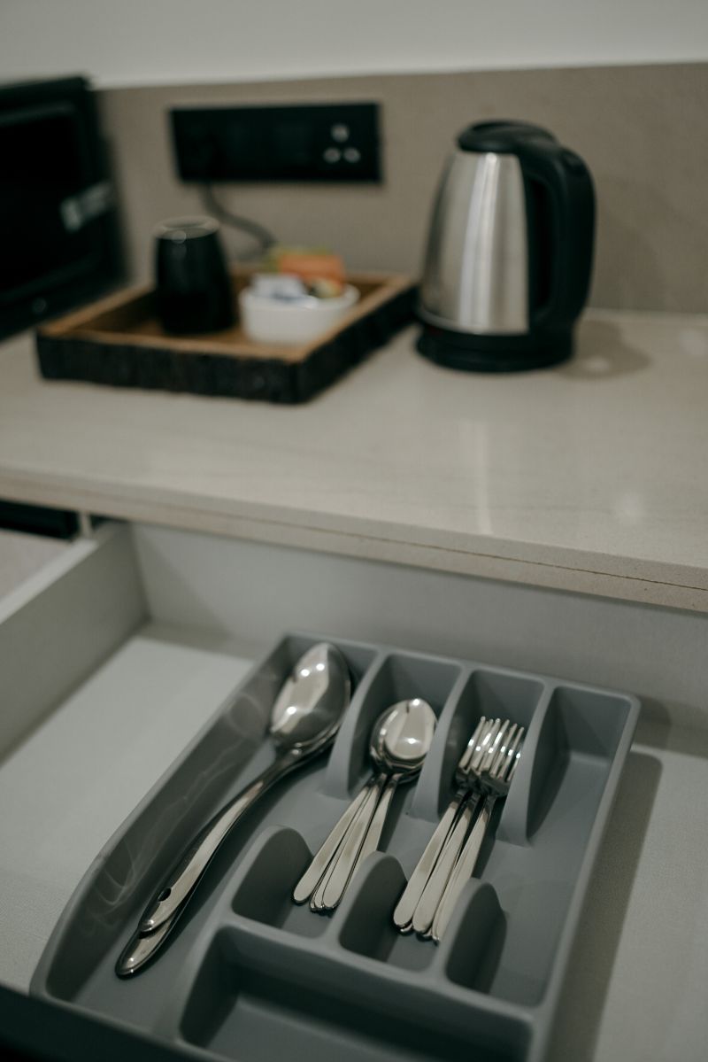 Tea kettle and cutlery tray at Atmosfera